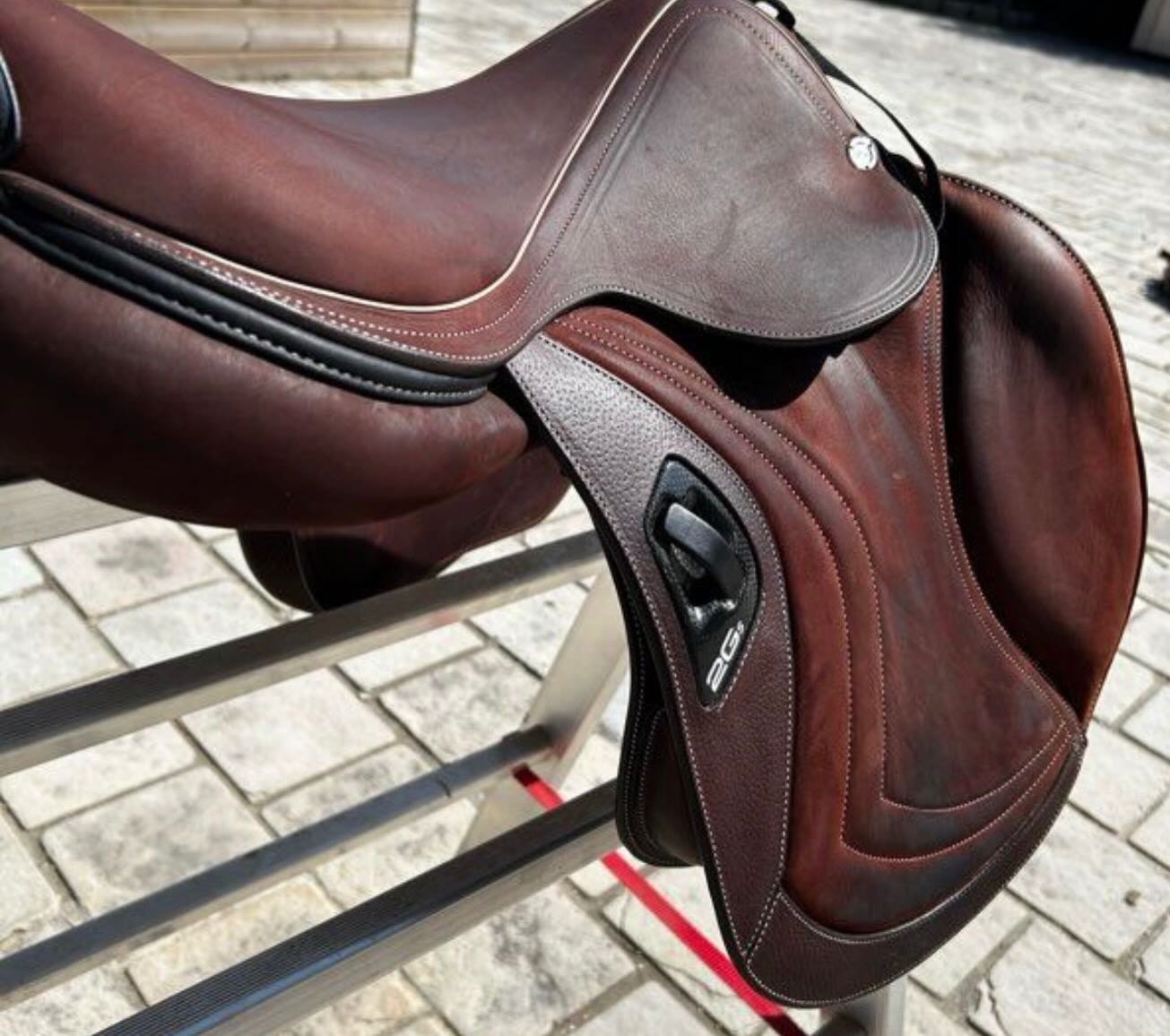 À magnifique selle d’obstacle CWD 2Gs SE03, idéale pour le CSO. - vue 4
