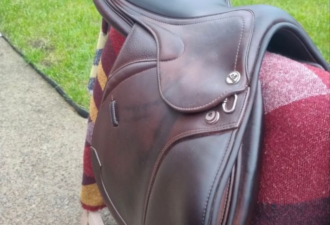 Je vends une selle d’équitation Prestige modèle Méredith en taille 18 pouces, idéale pour le saut d’obstacles ou une pratique polyvalente. - vue 7
