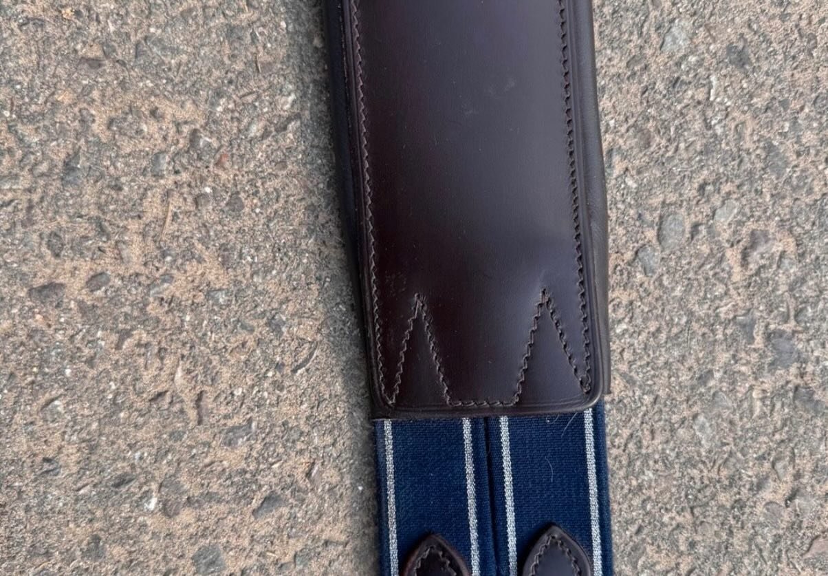Utilisé seulement quelques mois, bien entretenu, aucun défaut, velcro en parfait état, couleur marron, 130 cm - vue 4