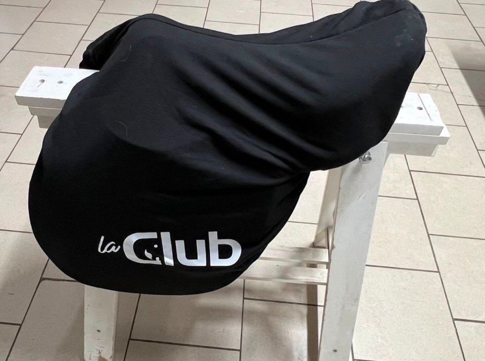 Selle d’équitation de la marque CWD, idéale pour une utilisation polyvalente (plat / obstacle). - vue 2