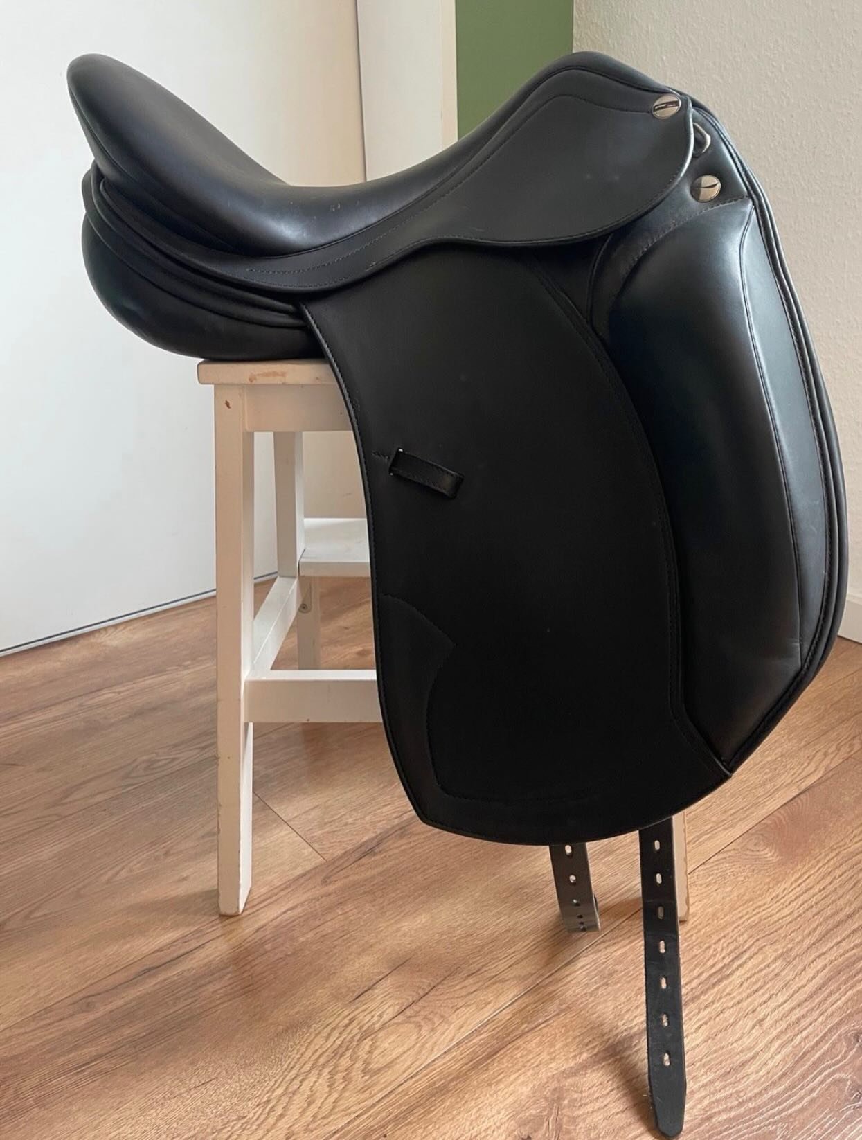 Nous proposons une selle de dressage ERREPLUS Dressage Mono en excellent état