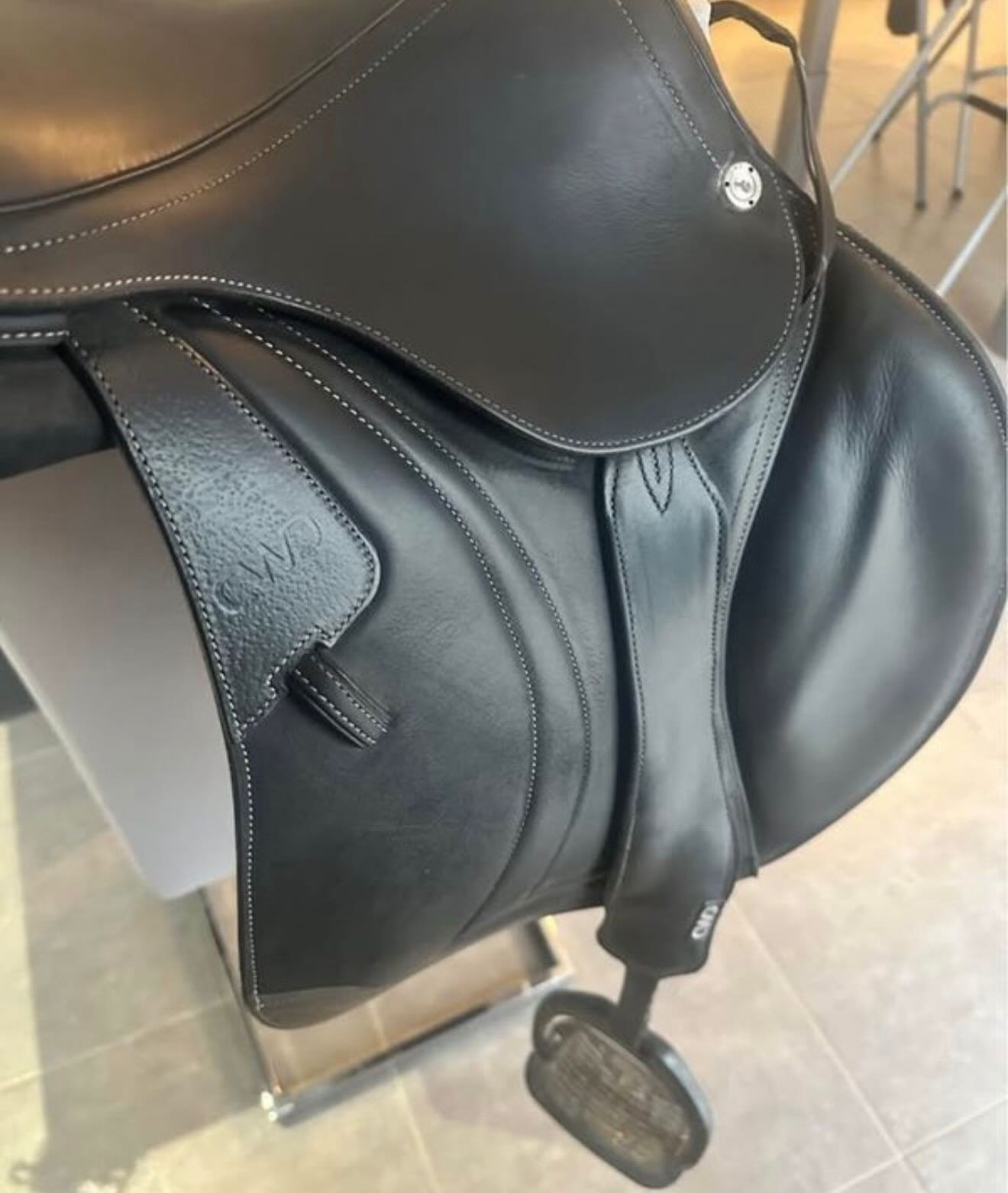 Selle CWD noire modèle SE03 Optim close contact noire taille 17,5 - vue 3
