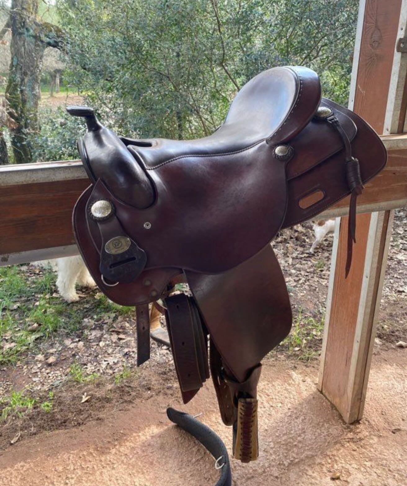 Très jolie selle western en cuir marron, fabriquée avec un cuir de très belle qualité. Idéale pour les cavaliers recherchant confort et robustesse, notamment pour la randonnée.