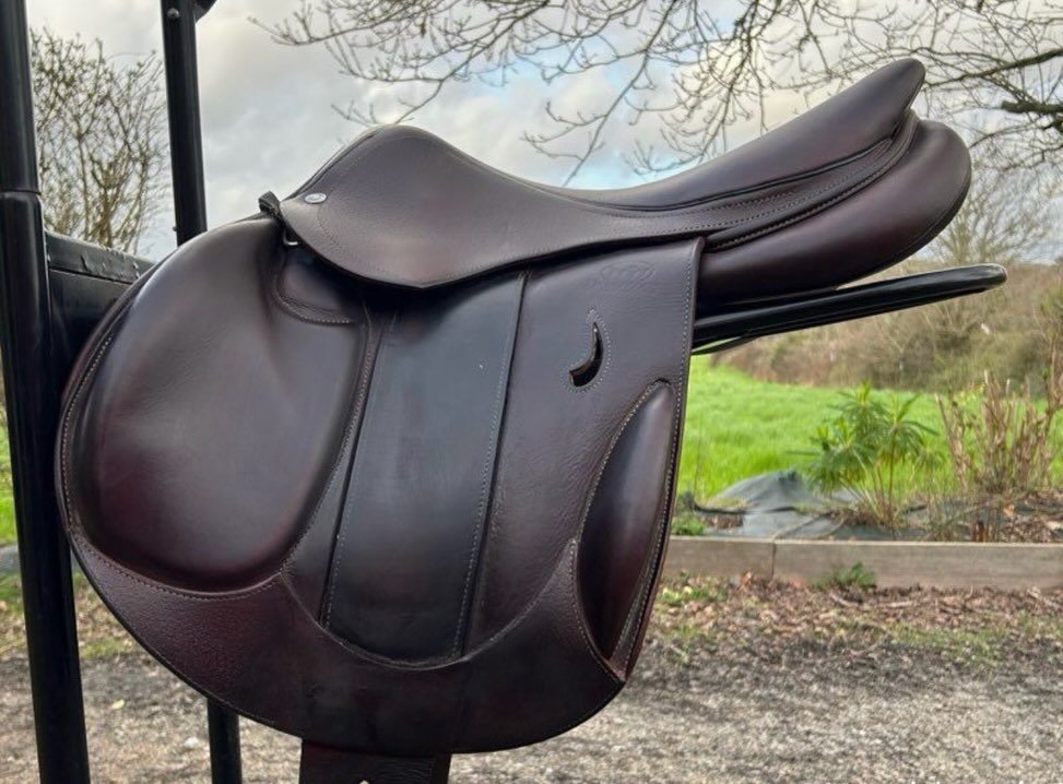 Je vends une selle Devoucoux Chiberta K monoquartier de 2018 en taille 16,5 pouces, en bon état. - vue 7