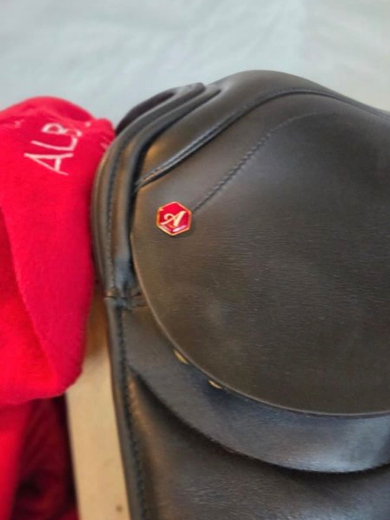 À : Selle de dressage Albion – Taille 18 - vue 3