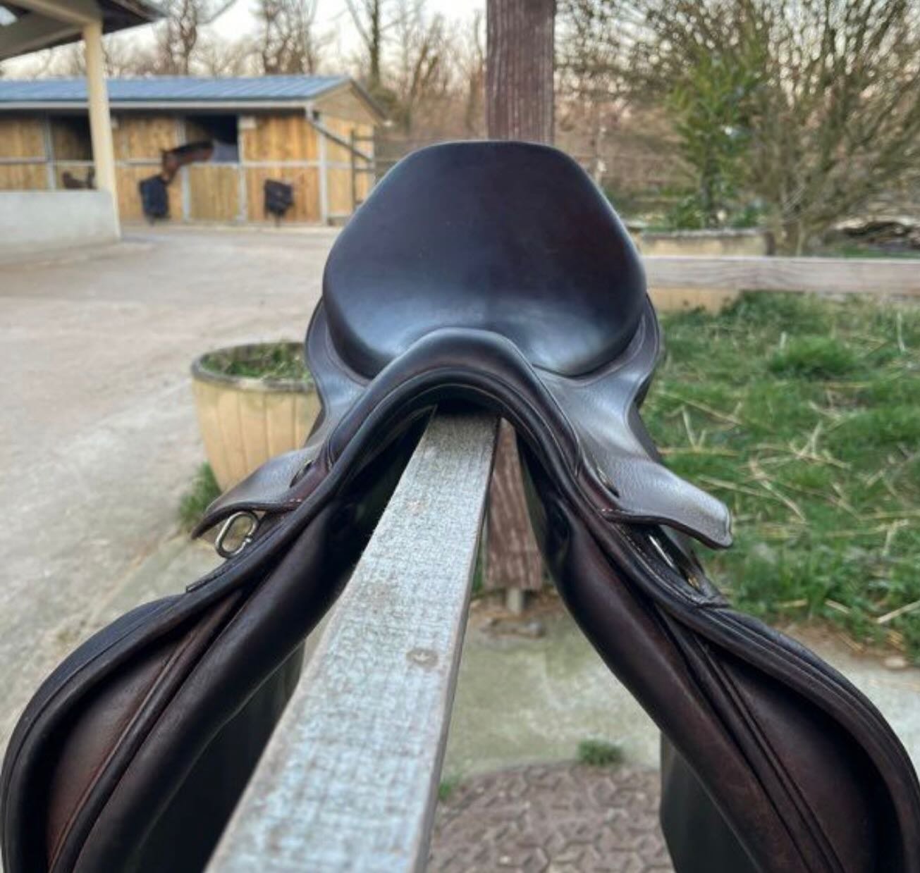 Selle Prestige Triomphe 17’’ – Cuir marron – Très bon état - vue 2