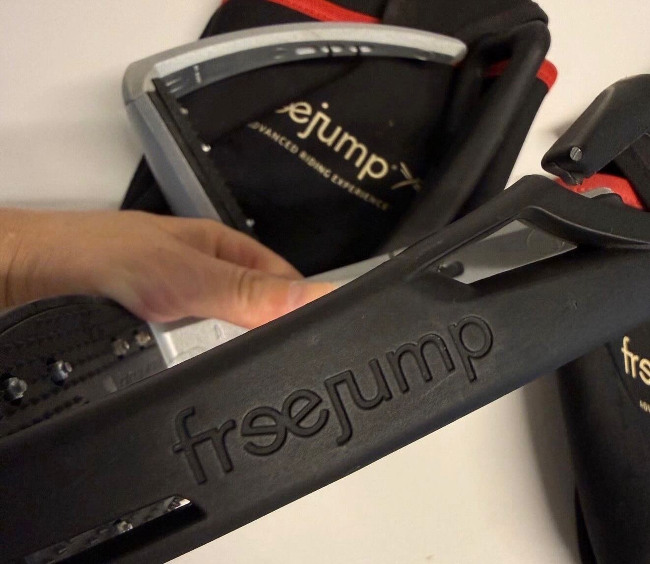 À – Étriers Freejump (neufs / très peu utilisés - vue 3
