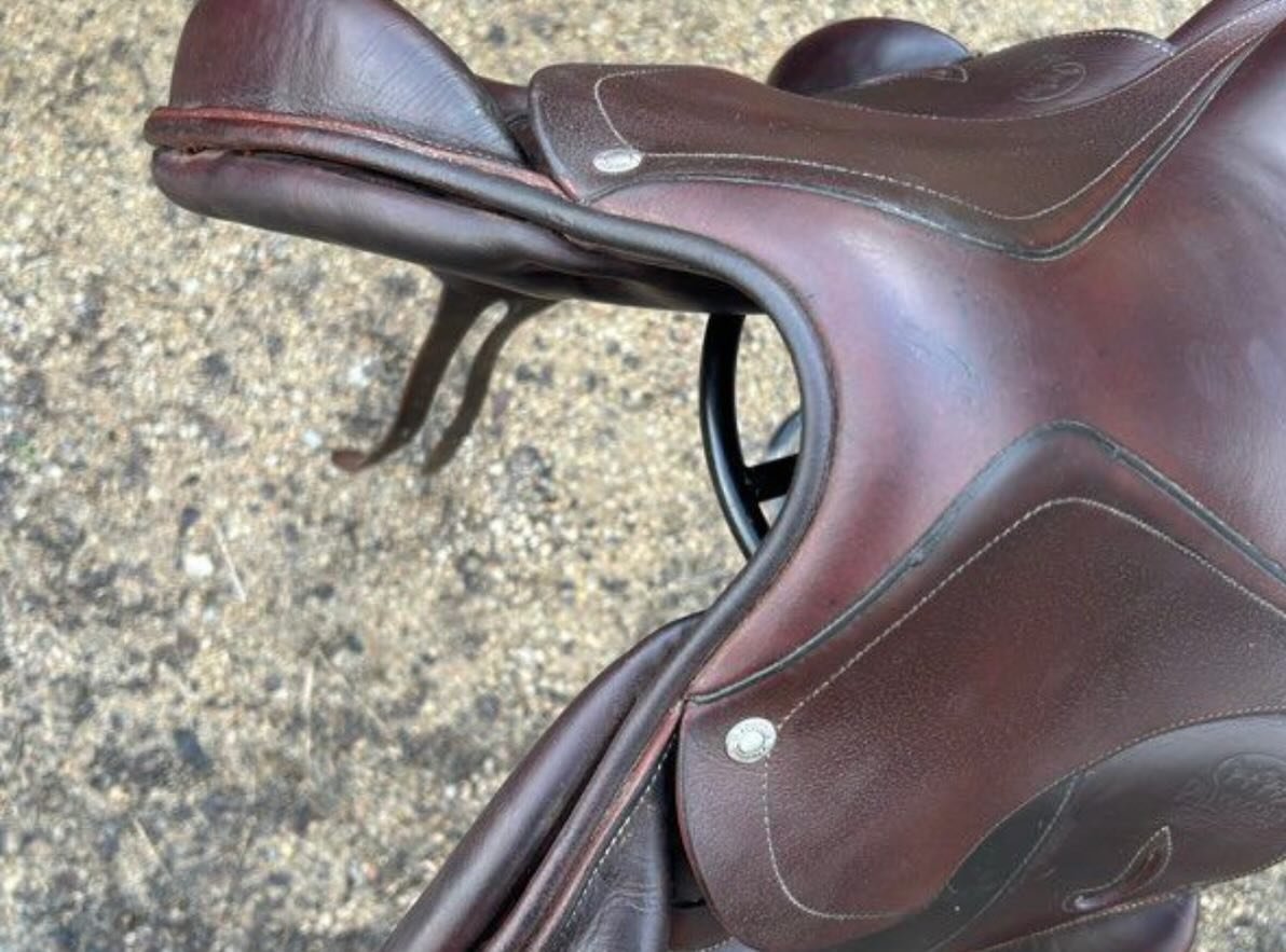 Je vends une selle Devoucoux Chiberta K monoquartier de 2018 en taille 16,5 pouces, en bon état. - vue 5