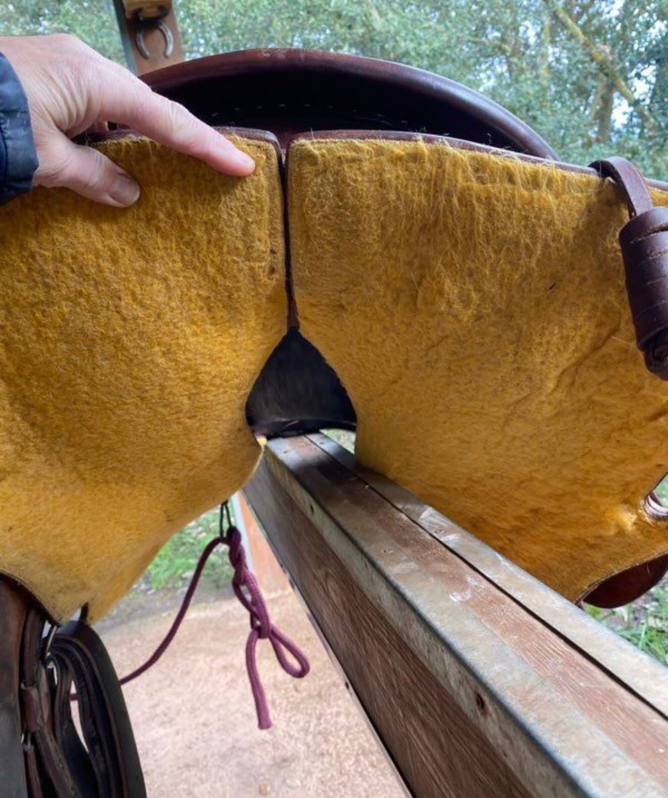 Très jolie selle western en cuir marron, fabriquée avec un cuir de très belle qualité. Idéale pour les cavaliers recherchant confort et robustesse, notamment pour la randonnée. - vue 5