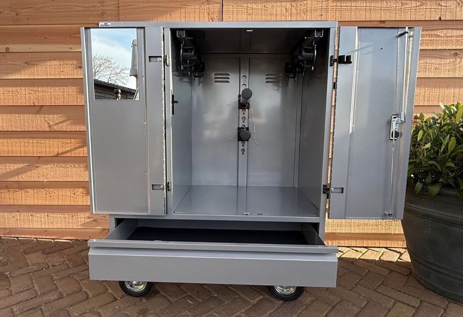 Armoire idéale pour l’écurie, les concours ou le transport. Très robuste, pratique et parfaitement organisée pour tout votre matériel d’équitation. - vue 6