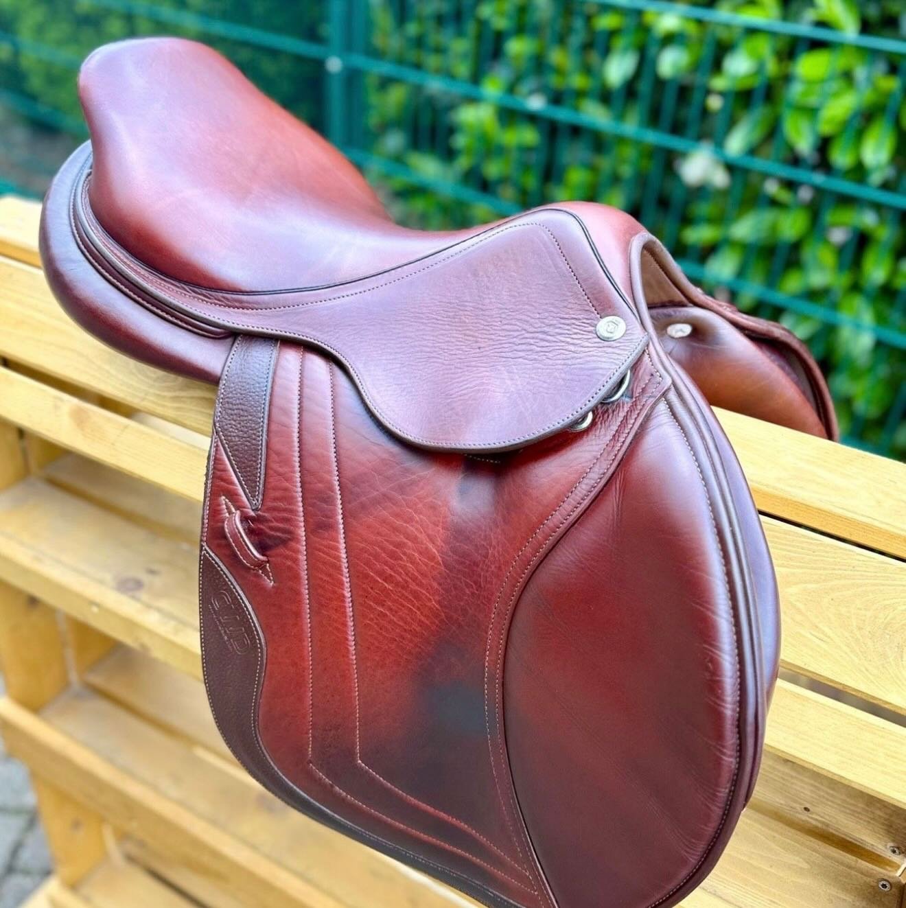 À – Selle d’obstacle CWD 17,5” - vue 4