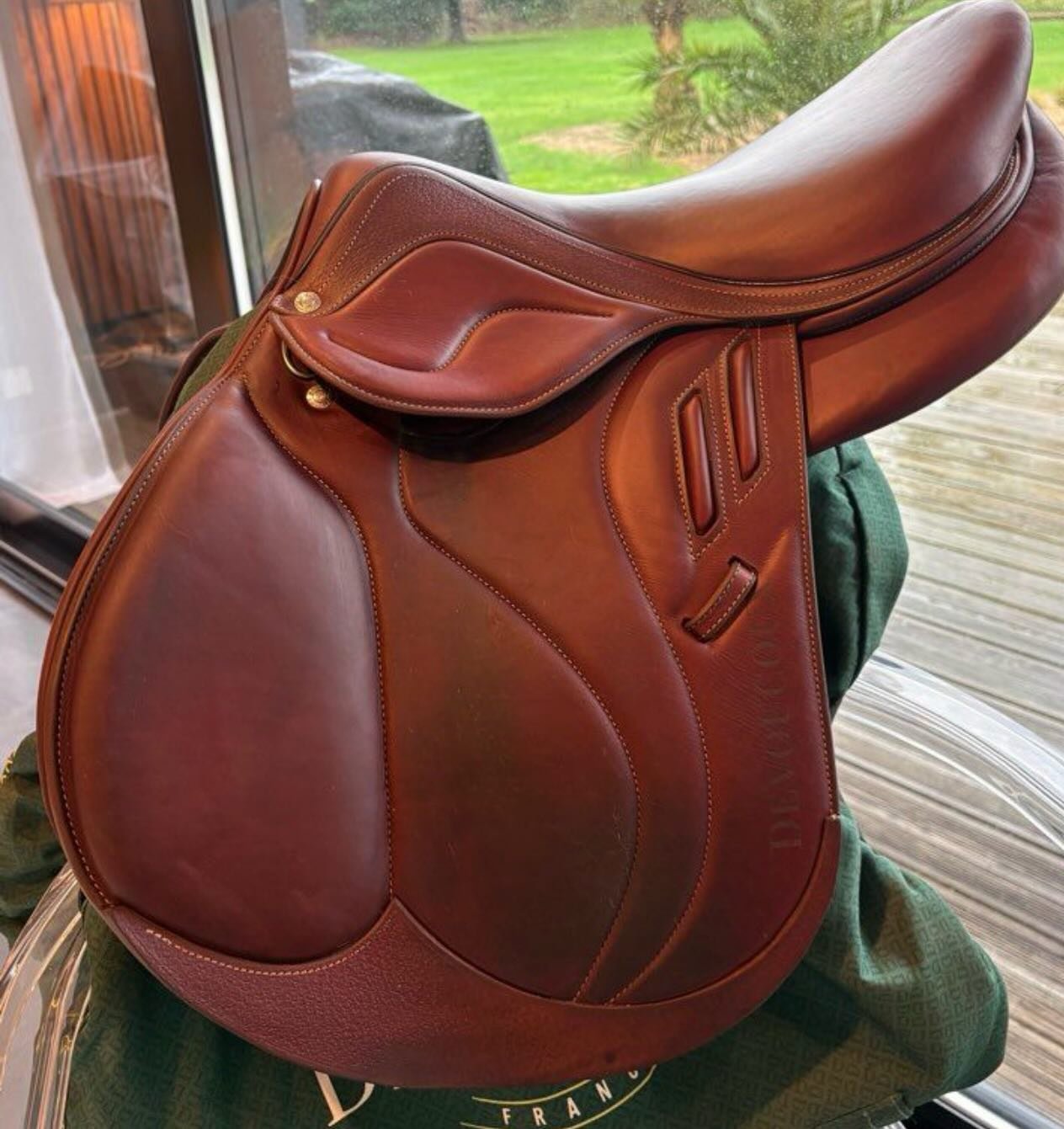 Propose à la vente une magnifique selle Biarritz Lab, récente et en très bon état.