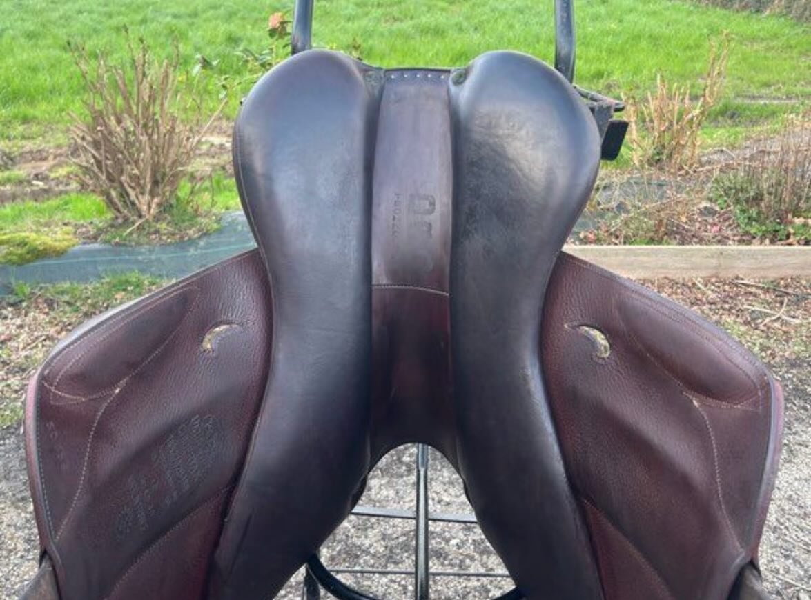 Je vends une selle Devoucoux Chiberta K monoquartier de 2018 en taille 16,5 pouces, en bon état. - vue 4