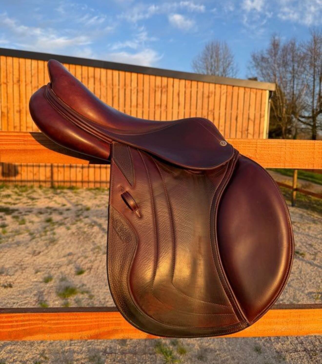 Selle haut de gamme, idéale pour cavalier(e) recherchant précision, équilibre et proximité avec son cheval. - vue 8