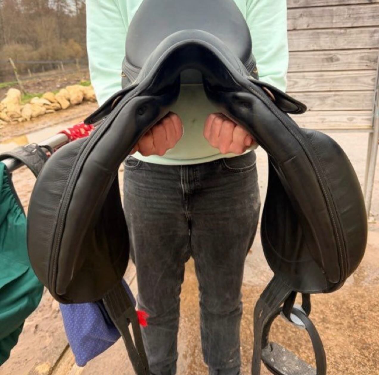 Je vends ma selle de dressage, très confortable (type fauteuil), bien entretenue et toujours stockée au sec. - vue 5