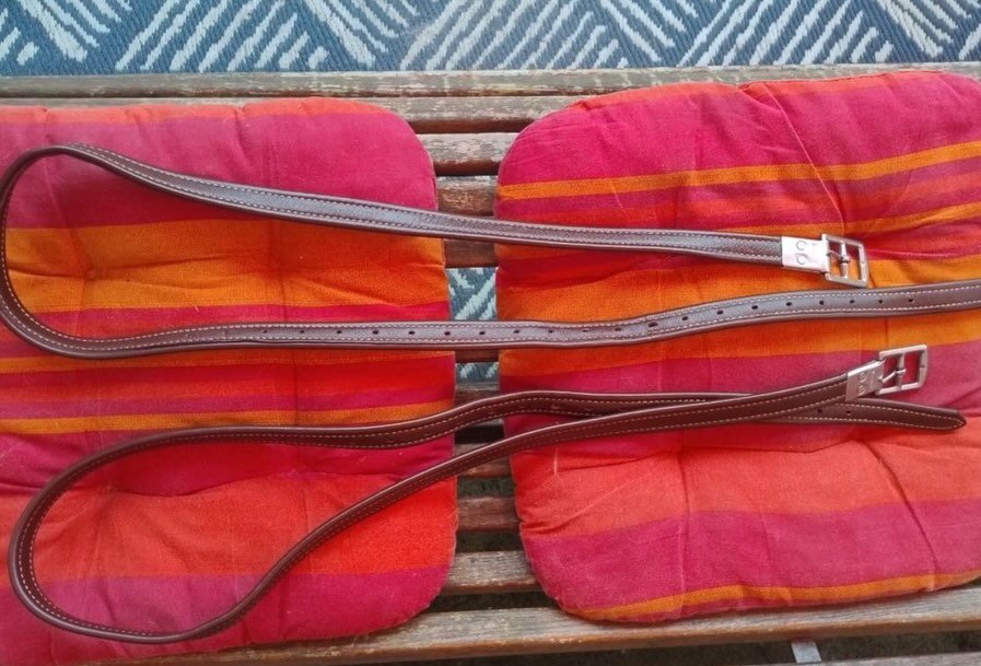 Je vends une selle d’équitation Prestige modèle Méredith en taille 18 pouces, idéale pour le saut d’obstacles ou une pratique polyvalente. - vue 3