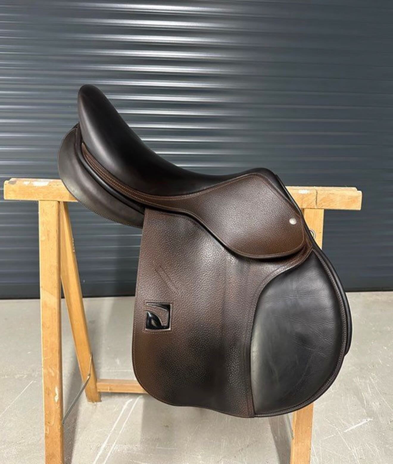 À – Selle Childeric 18L (2023 - vue 3