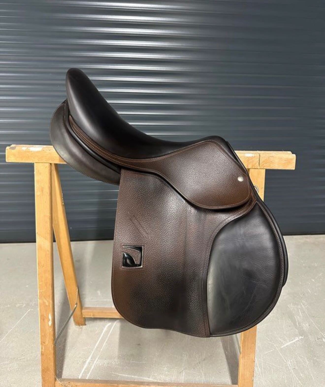 À – Selle Childeric 18L (2023 - vue 2