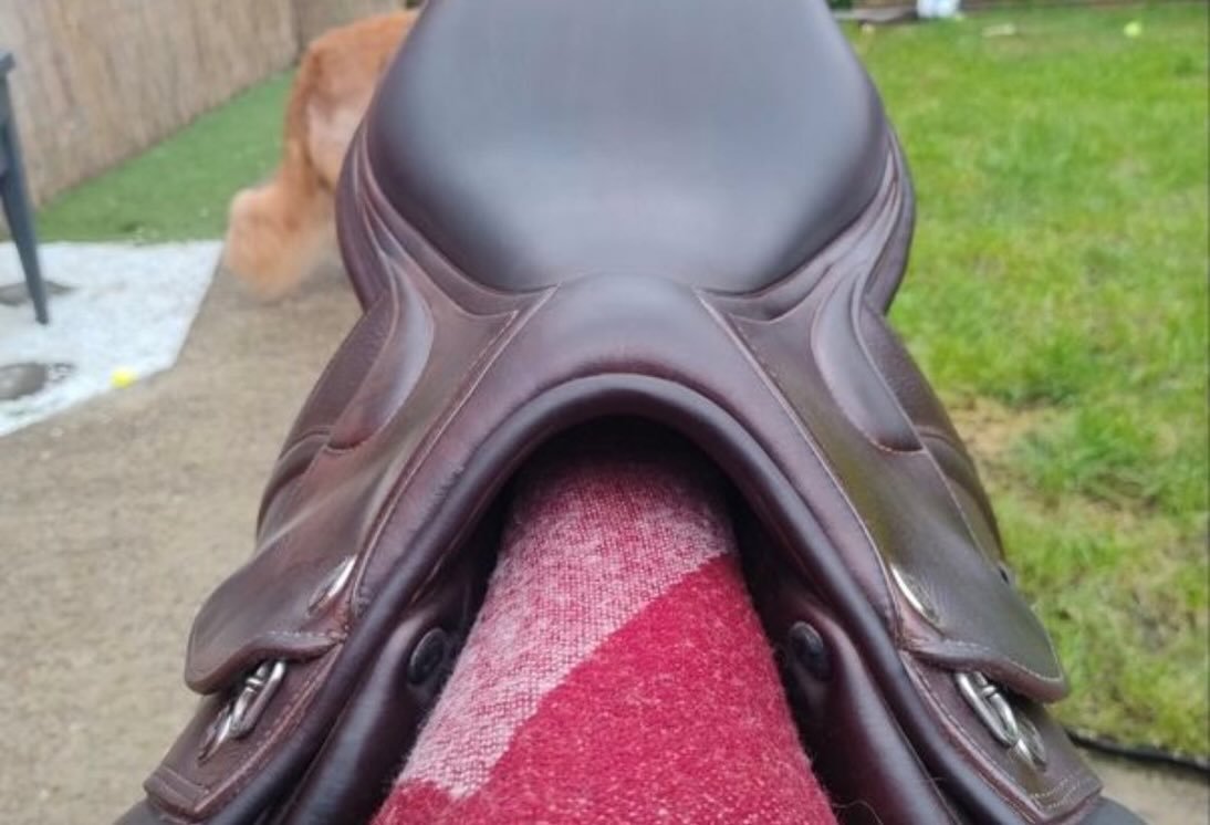 Je vends une selle d’équitation Prestige modèle Méredith en taille 18 pouces, idéale pour le saut d’obstacles ou une pratique polyvalente. - vue 6