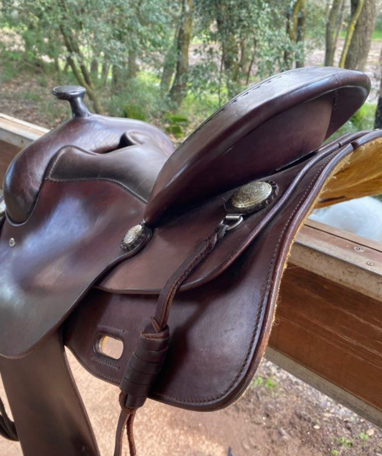 Très jolie selle western en cuir marron, fabriquée avec un cuir de très belle qualité. Idéale pour les cavaliers recherchant confort et robustesse, notamment pour la randonnée. - vue 7