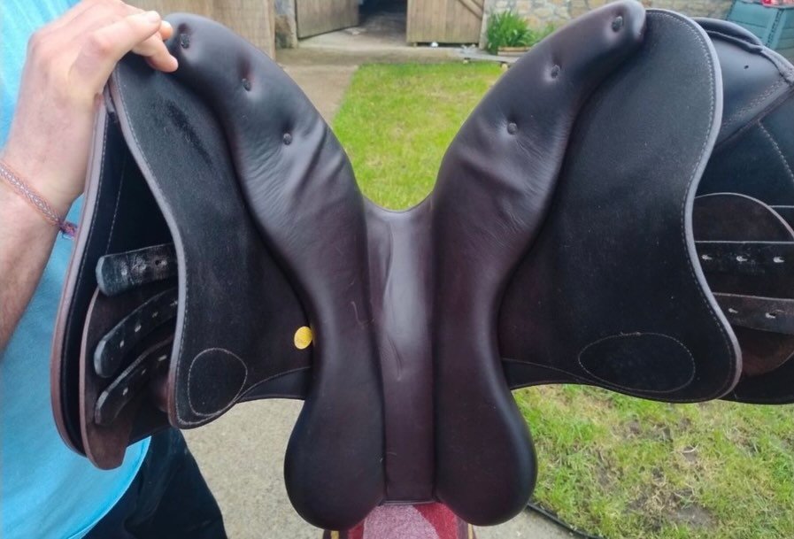 Je vends une selle d’équitation Prestige modèle Méredith en taille 18 pouces, idéale pour le saut d’obstacles ou une pratique polyvalente. - vue 4