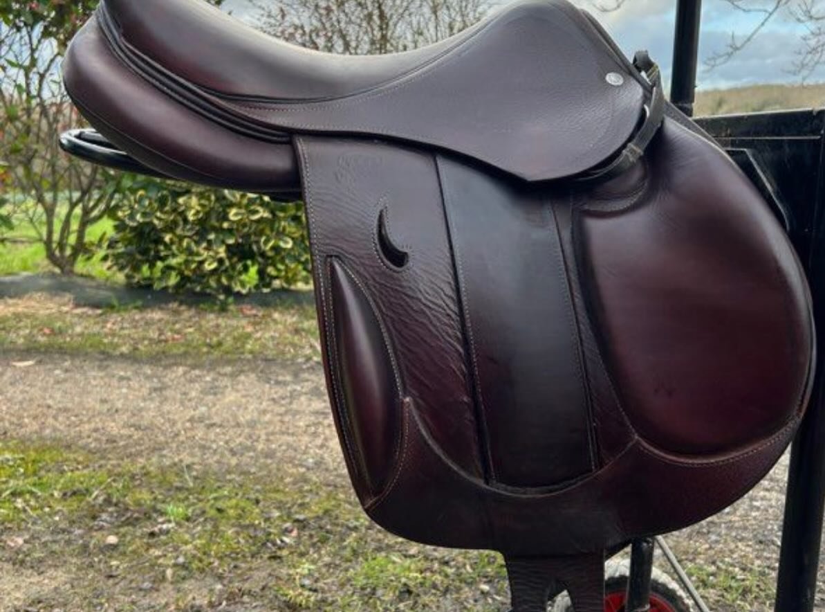 Je vends une selle Devoucoux Chiberta K monoquartier de 2018 en taille 16,5 pouces, en bon état. - vue 6