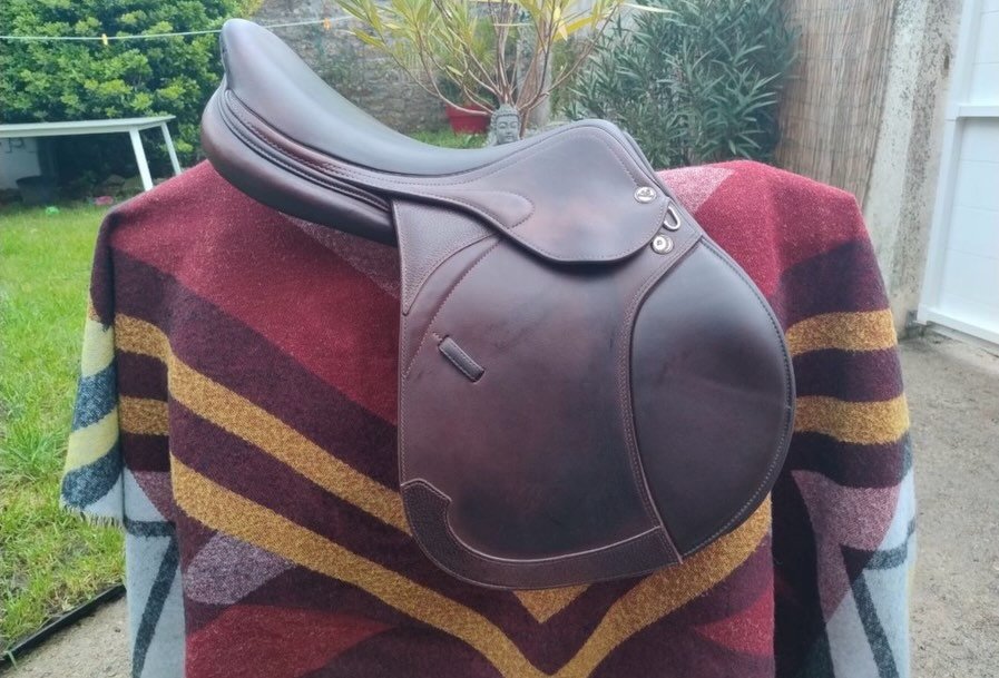 Je vends une selle d’équitation Prestige modèle Méredith en taille 18 pouces, idéale pour le saut d’obstacles ou une pratique polyvalente. - vue 8
