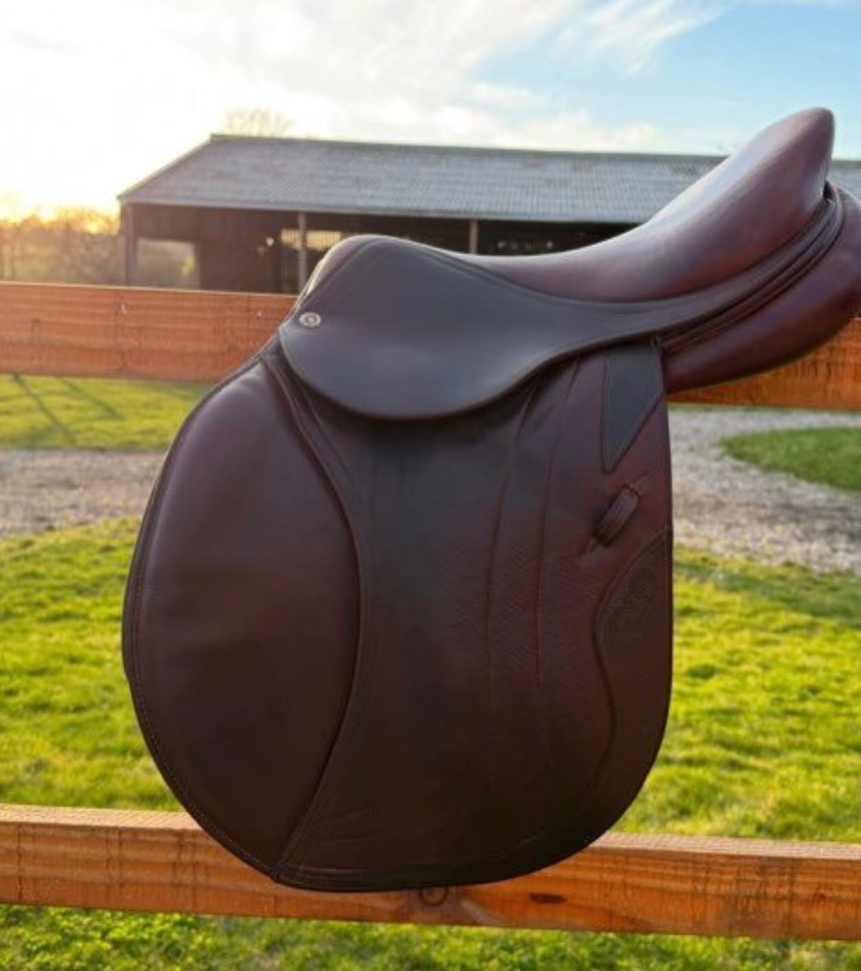 Selle haut de gamme, idéale pour cavalier(e) recherchant précision, équilibre et proximité avec son cheval. - vue 6