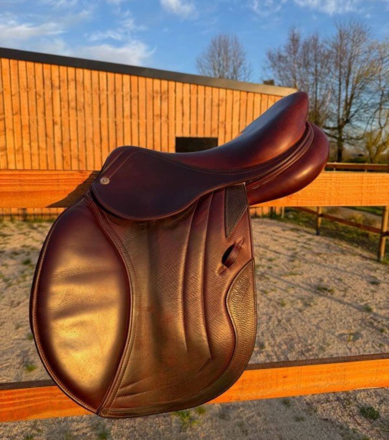 Selle haut de gamme, idéale pour cavalier(e) recherchant précision, équilibre et proximité avec son cheval. - vue 9