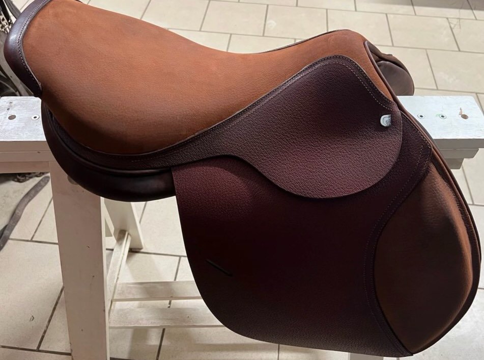 Selle d’équitation de la marque CWD, idéale pour une utilisation polyvalente (plat / obstacle). - vue 6