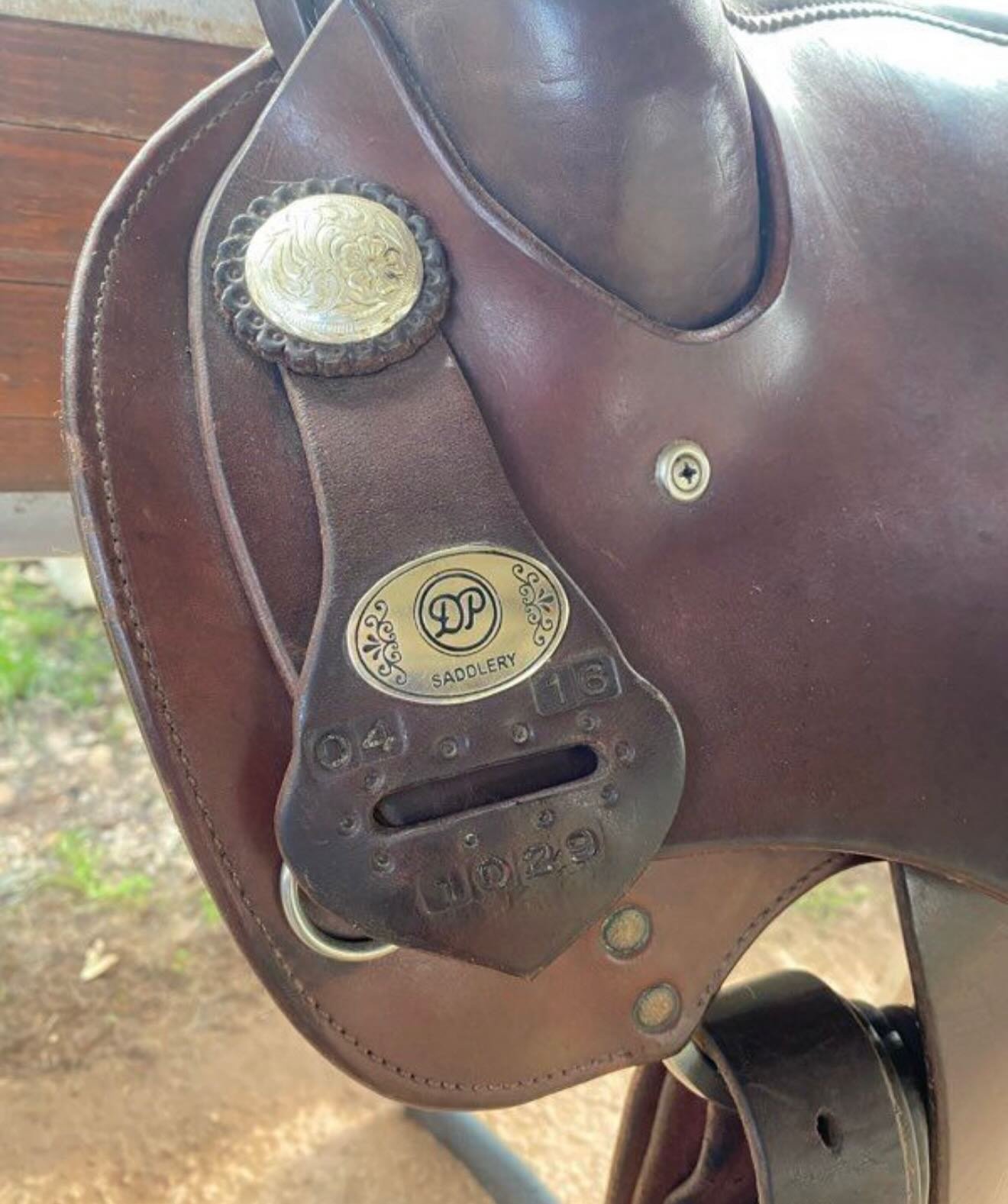 Très jolie selle western en cuir marron, fabriquée avec un cuir de très belle qualité. Idéale pour les cavaliers recherchant confort et robustesse, notamment pour la randonnée. - vue 4