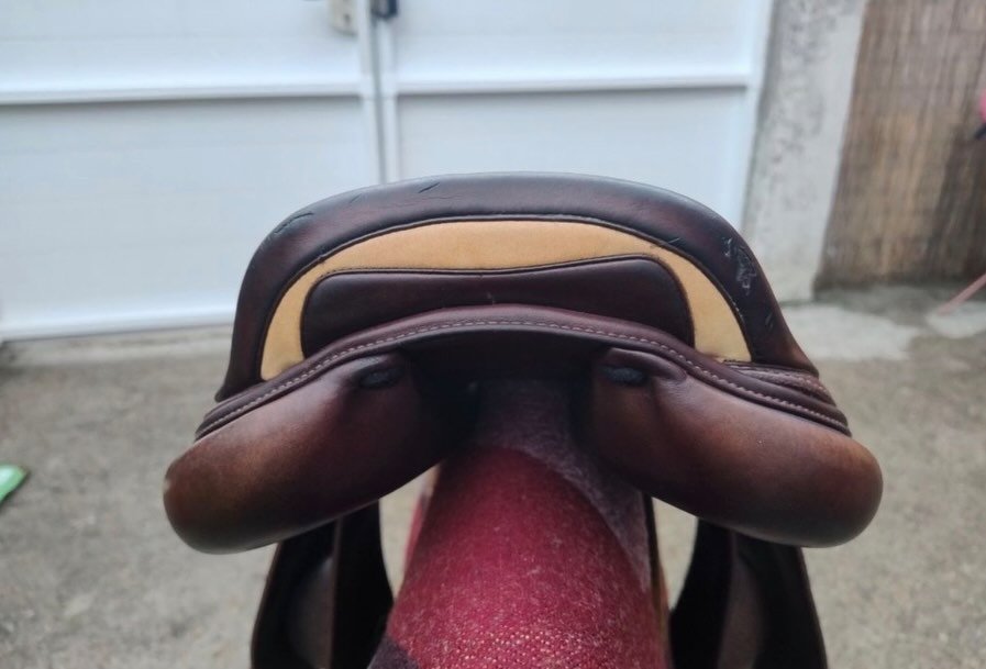 Je vends une selle d’équitation Prestige modèle Méredith en taille 18 pouces, idéale pour le saut d’obstacles ou une pratique polyvalente. - vue 5
