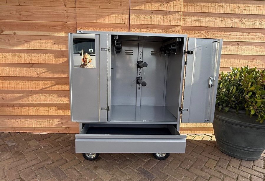 Armoire idéale pour l’écurie, les concours ou le transport. Très robuste, pratique et parfaitement organisée pour tout votre matériel d’équitation. - vue 5