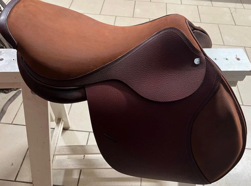 Selle d’équitation de la marque CWD, idéale pour une utilisation polyvalente (plat / obstacle). - vue 3