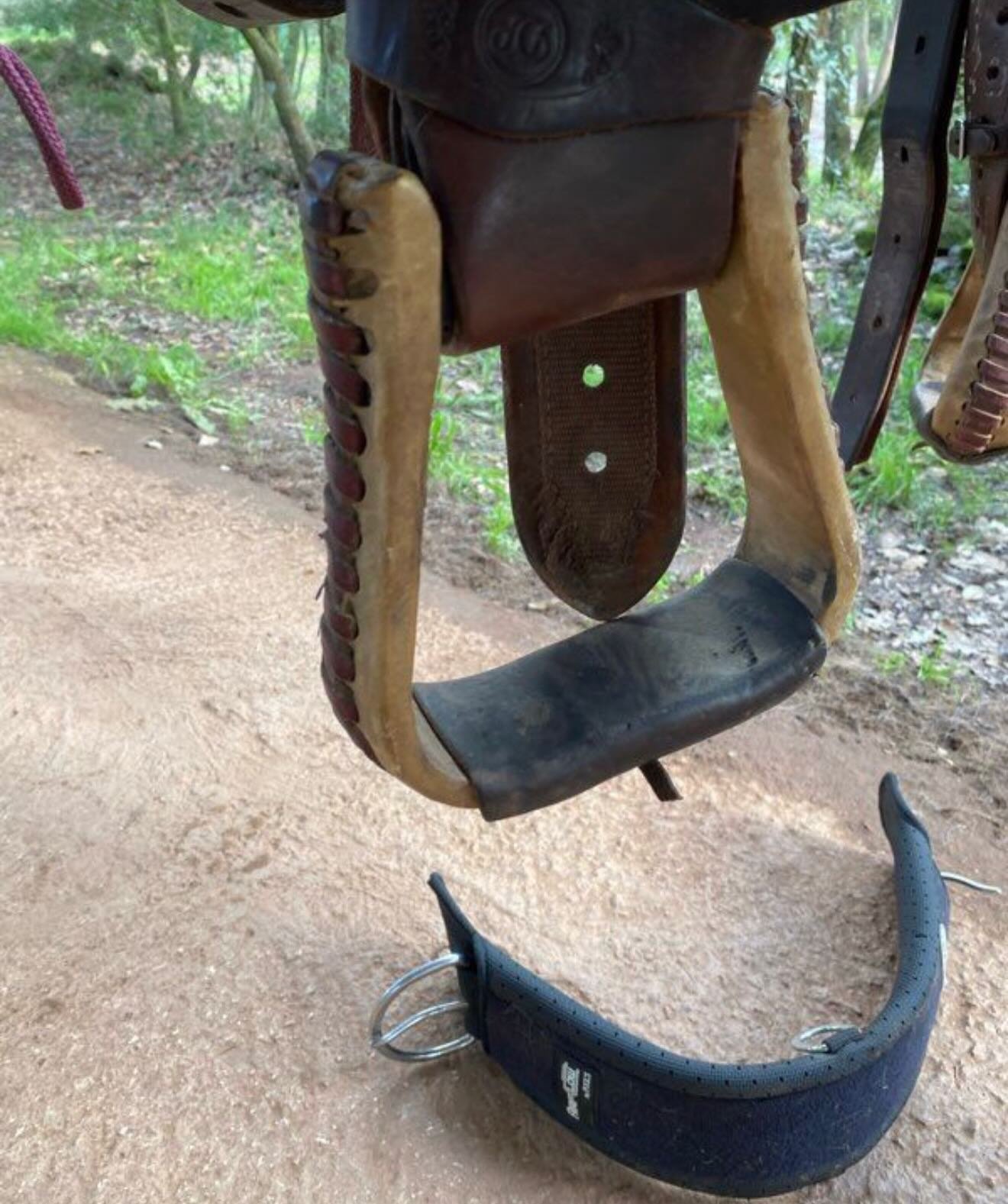 Très jolie selle western en cuir marron, fabriquée avec un cuir de très belle qualité. Idéale pour les cavaliers recherchant confort et robustesse, notamment pour la randonnée. - vue 6