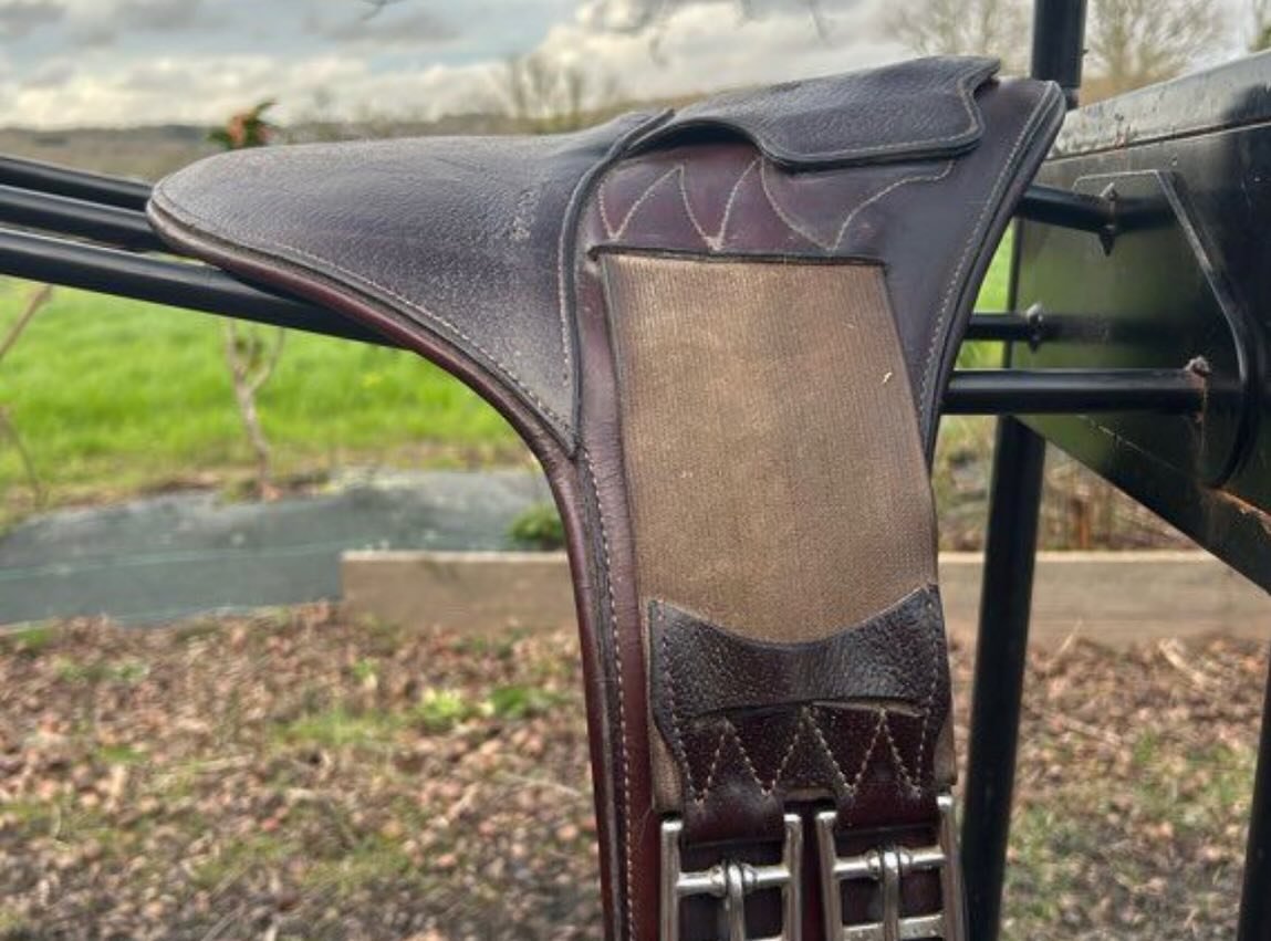 Je vends une selle Devoucoux Chiberta K monoquartier de 2018 en taille 16,5 pouces, en bon état. - vue 3