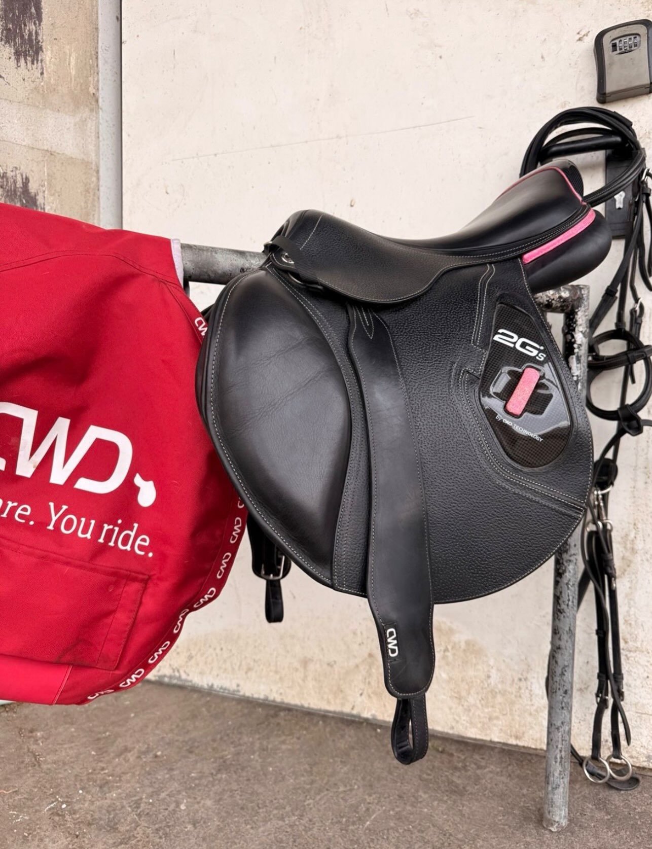 Selle Cwd 17” Avec Détails Roses – État Proche Du Neuf - vue 6