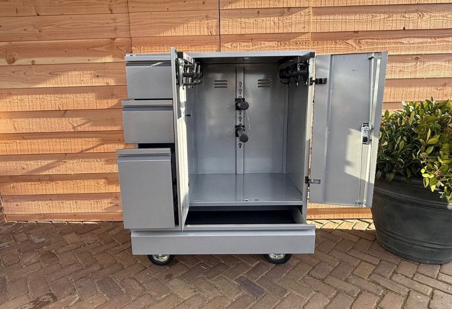 Armoire idéale pour l’écurie, les concours ou le transport. Très robuste, pratique et parfaitement organisée pour tout votre matériel d’équitation. - vue 7