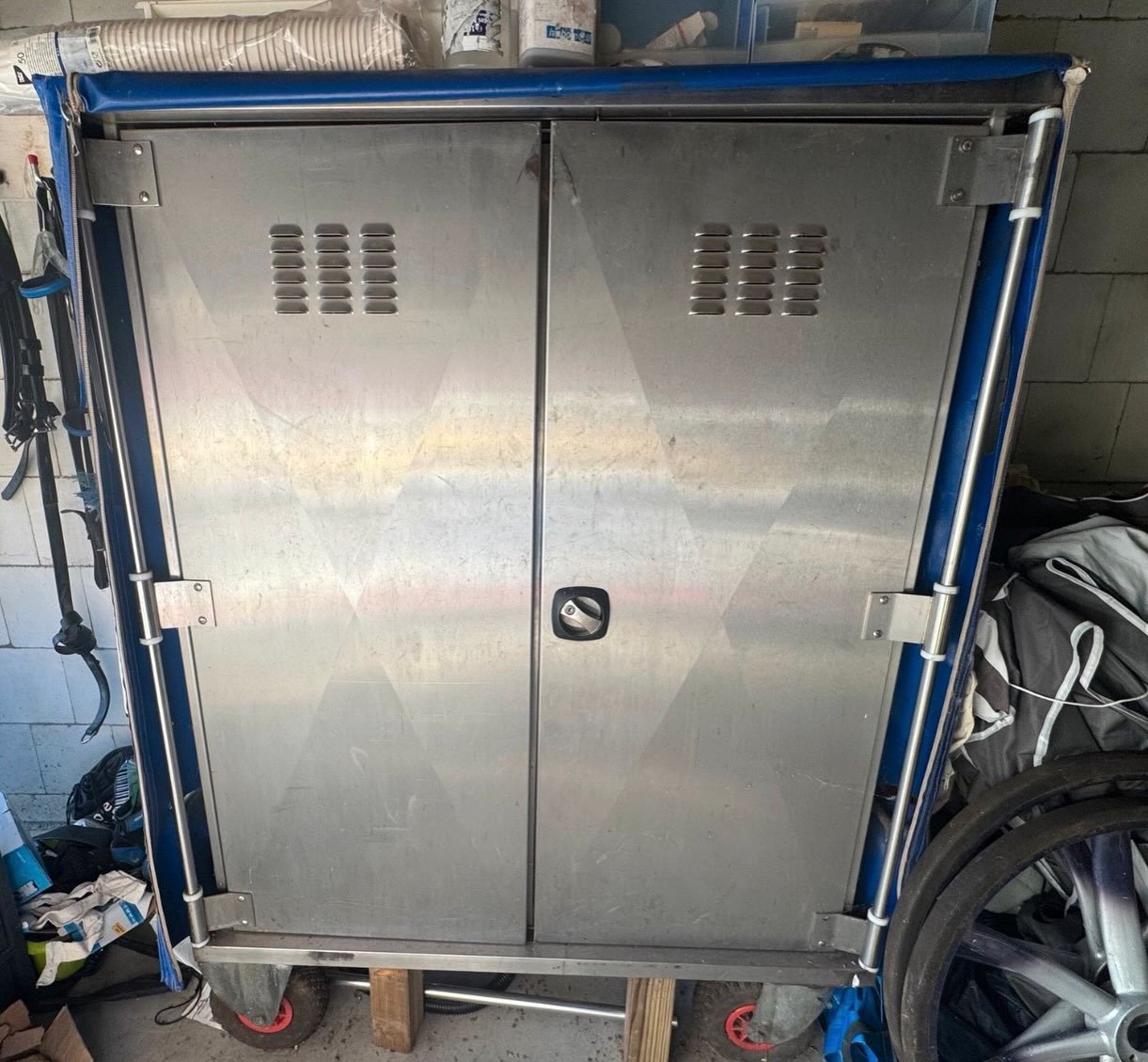 Armoire Équestre Sur Roulettes