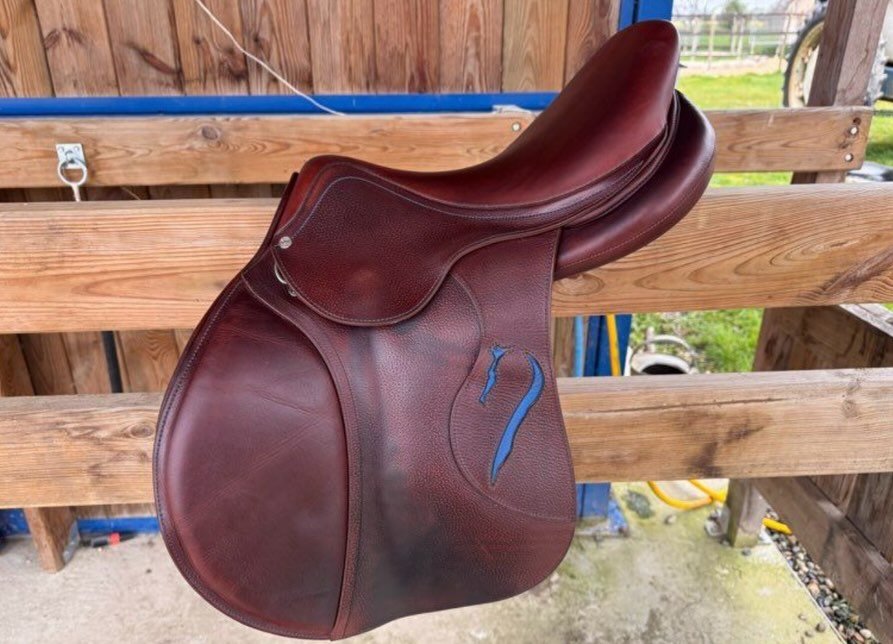 Selle Antares série Connexion en très bon état, idéale pour cavalier recherchant confort, qualité et performance.