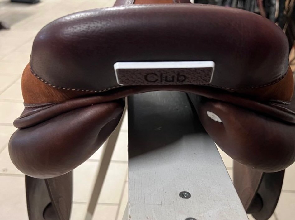 Selle d’équitation de la marque CWD, idéale pour une utilisation polyvalente (plat / obstacle). - vue 4