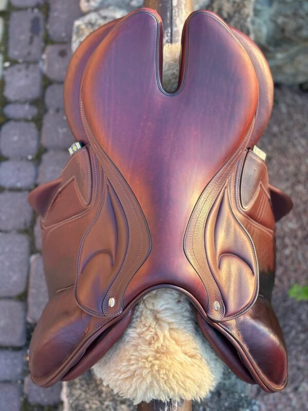 selle devoucoux enara – siège 18", largeur m, modèle 2024