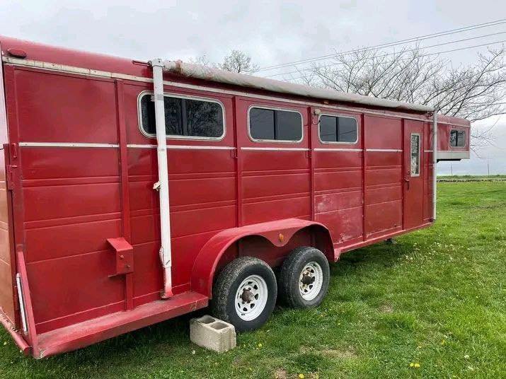 remorque 4 chevaux heavy stella red avec aménagement week end remorque 4 chevaux heavy stella red avec aménagement week end