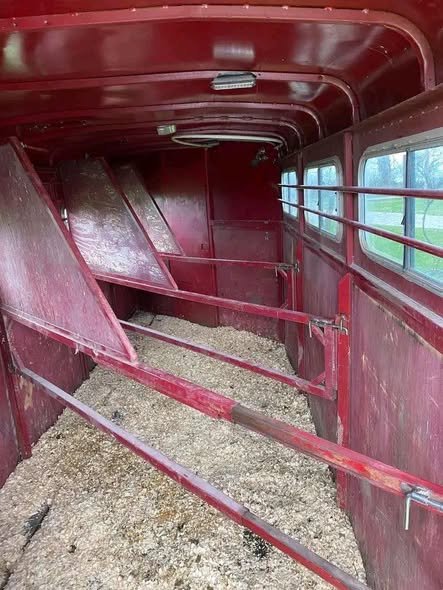 remorque 4 chevaux heavy stella red avec aménagement week end remorque 4 chevaux heavy stella red avec aménagement week end