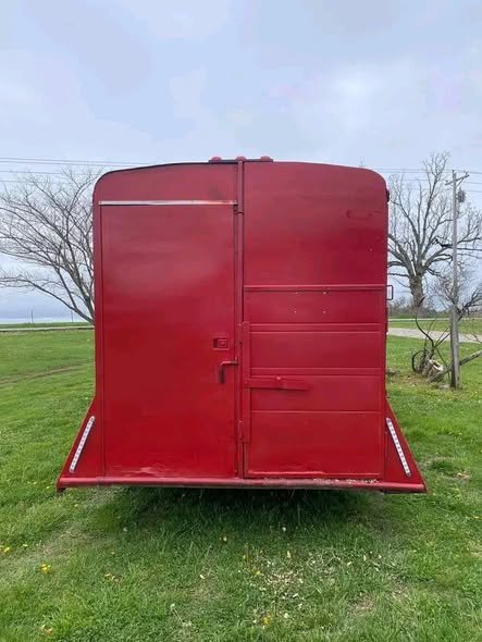 remorque 4 chevaux heavy stella red avec aménagement week end remorque 4 chevaux heavy stella red avec aménagement week end