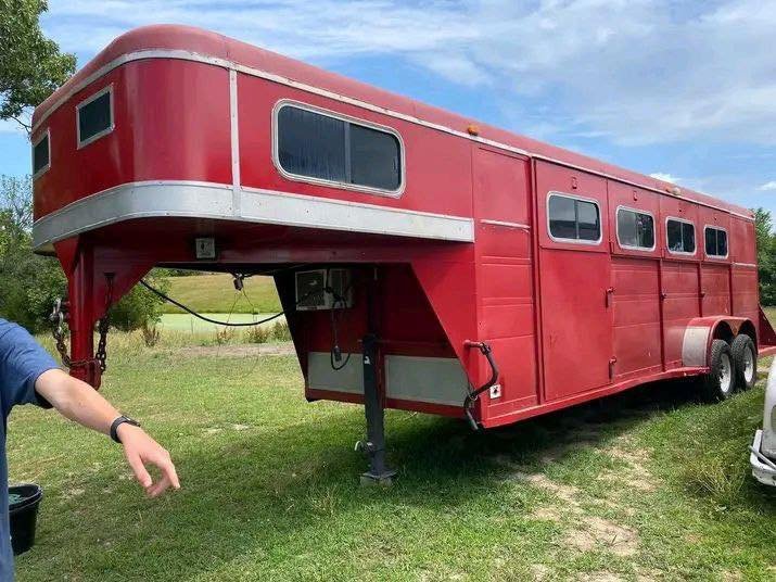 remorque 4 chevaux heavy stella red avec aménagement week end remorque 4 chevaux heavy stella red avec aménagement week end