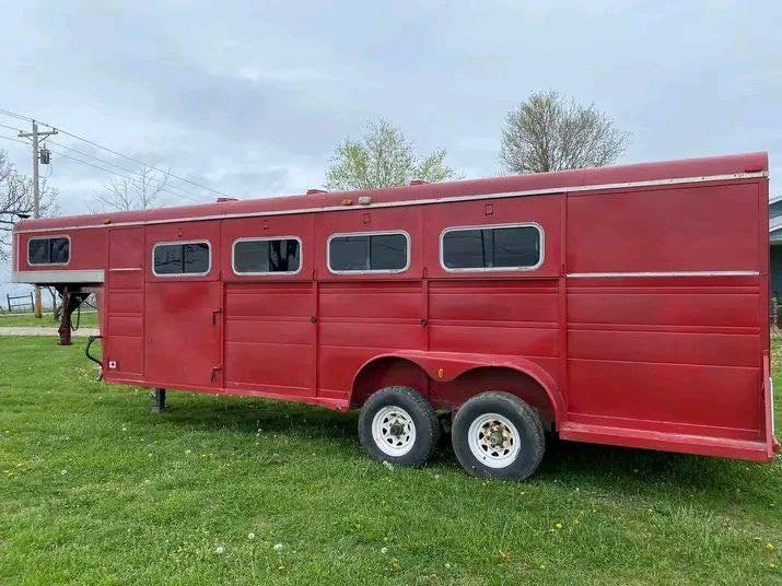 remorque 4 chevaux heavy stella red avec aménagement week end remorque 4 chevaux heavy stella red avec aménagement week end