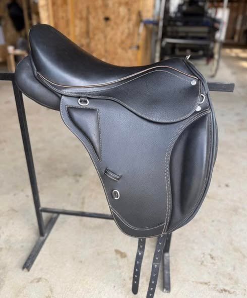 selle baude mixte – 18” (2024) selle baude mixte – 18” (2024)