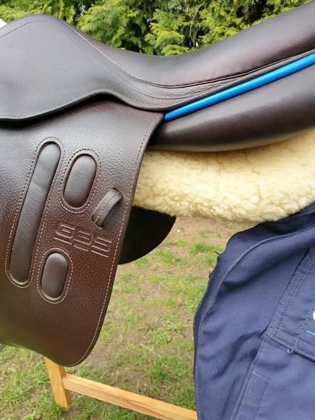 superbe selle de saut gbs sellier chocolat superbe selle de saut gbs sellier chocolat