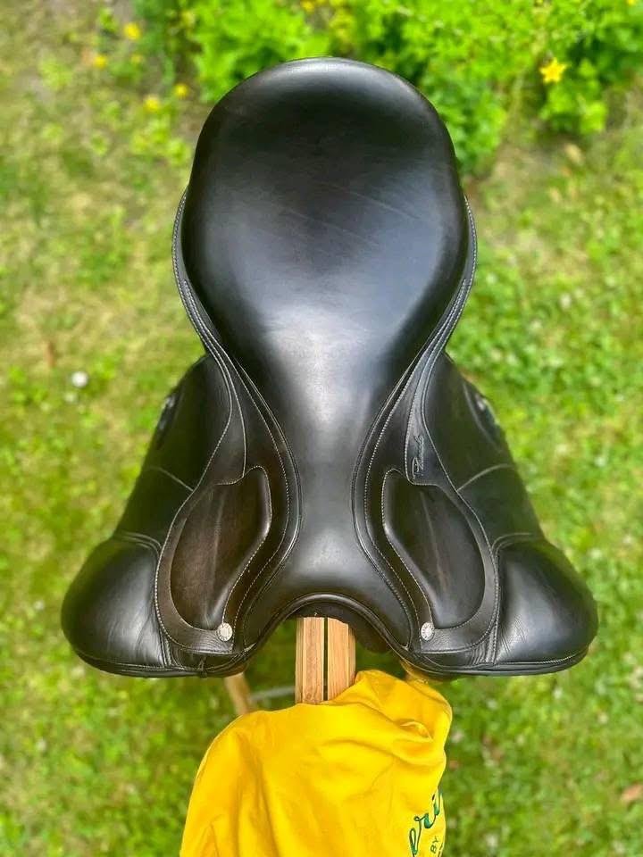 selle de dressage amerigo classic pinerolo (taille 17,5" – largeur +1,5) selle de dressage amerigo classic pinerolo (taille 17,5" – largeur +1,5)